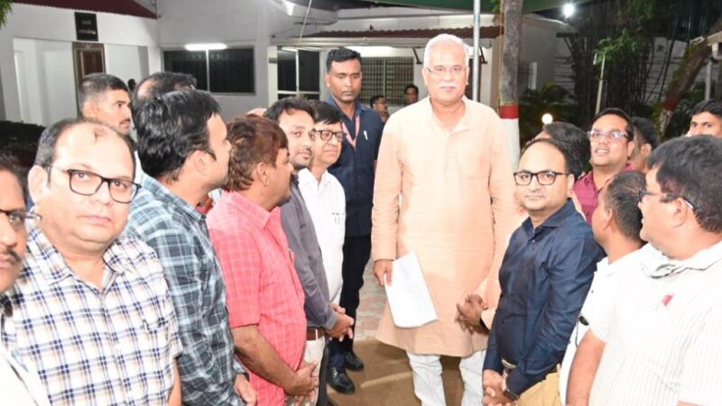 मुख्यमंत्री श्री भूपेश बघेल से नगर निगम रायपुर के अधिकारियों ने की सौजन्य मुलाकात