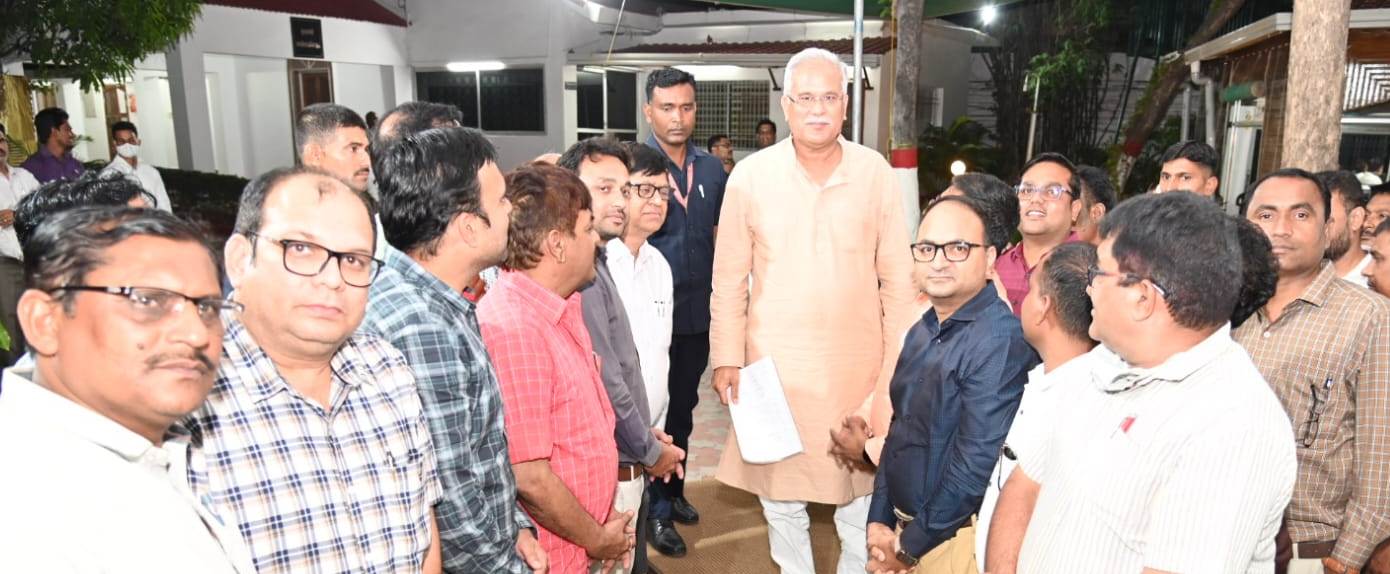 मुख्यमंत्री श्री भूपेश बघेल से नगर निगम रायपुर के अधिकारियों ने की सौजन्य मुलाकात
