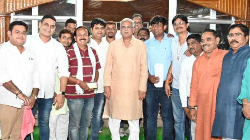 मुख्यमंत्री श्री भूपेश बघेल से हवाई सुविधा जन संघर्ष समिति बिलासपुर के सदस्यों ने की सौजन्य मुलाकात