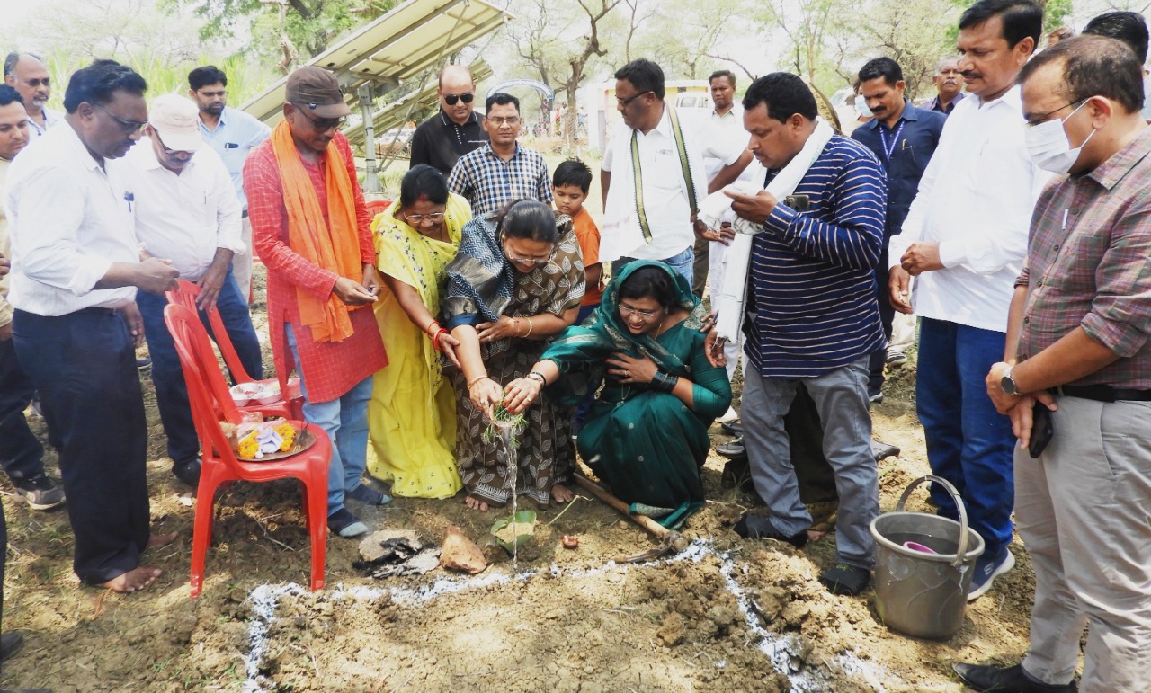 मंत्री श्रीमती भेंड़िया अक्ती तिहार एवं माटी पूजन कार्यक्रम में हुईं शामिल