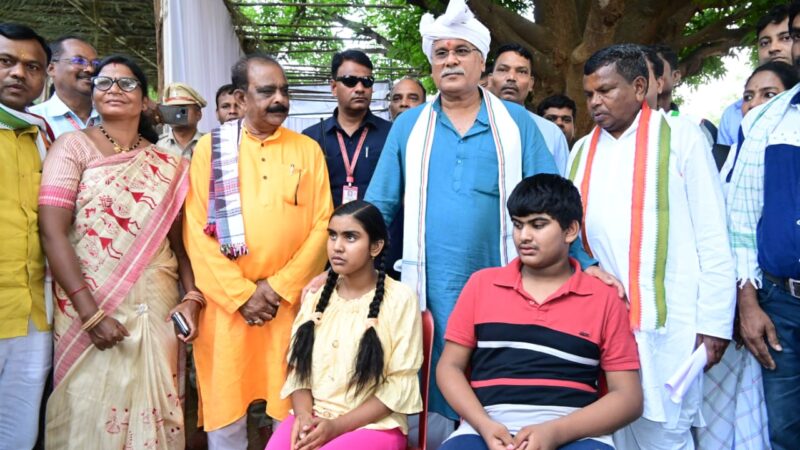 भेंट-मुलाकात अभियान: मुख्यमंत्री ने आम जनता के दुख-दर्द दूर करने स्वेच्छा अनुदान के नियमों को शिथिल कर स्वीकृत की राशि
