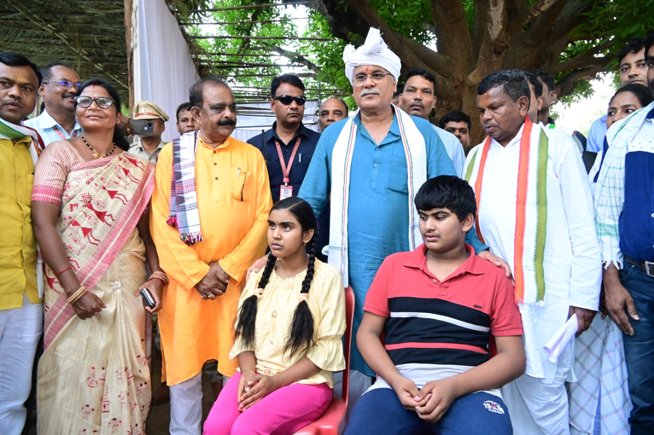 भेंट-मुलाकात अभियान: मुख्यमंत्री ने आम जनता के दुख-दर्द दूर करने स्वेच्छा अनुदान के नियमों को शिथिल कर स्वीकृत की राशि