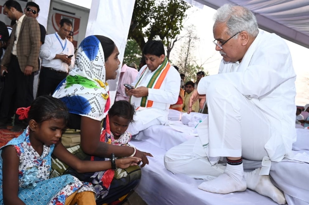 मुख्यमंत्री श्री बघेल ने अनति देवी के दृष्टिबाधित बच्चों के समुचित इलाज के लिए दिए निर्देश