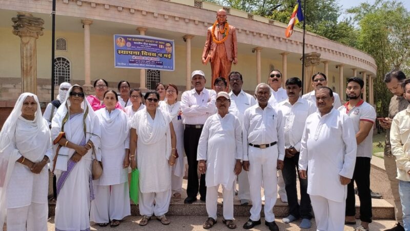 भारतीय बौद्ध महासभा ने स्थापना दिवस पर वितरण किया मठ्ठा