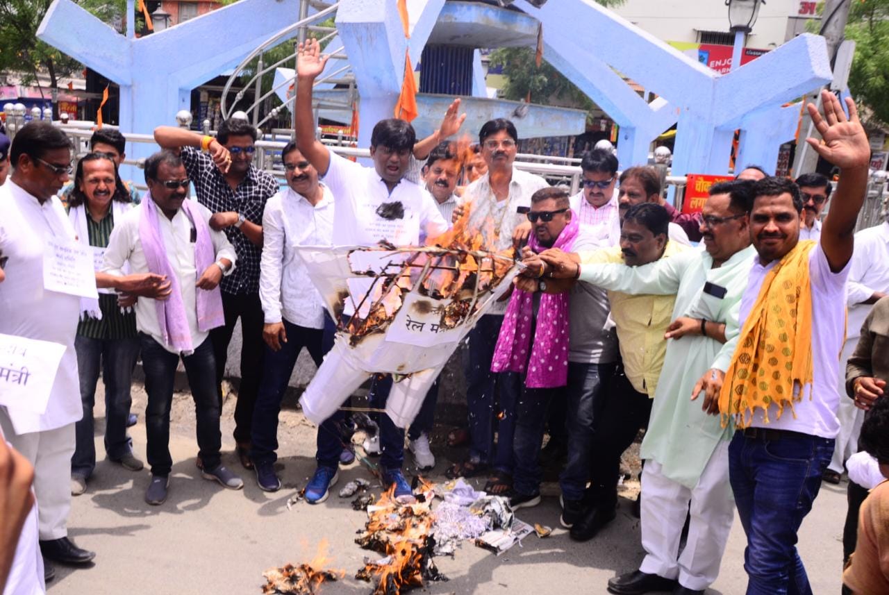 सर्वाधिक आय देने वाले रेल्वे जोन मुख्यालय बिलासपुर में रेल मंत्री का पुतला जला