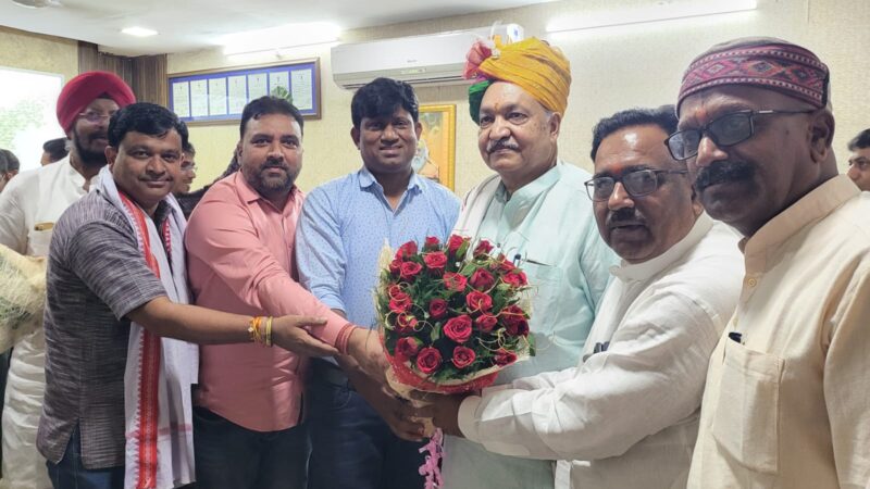 कृषि मंत्री रविन्द्र चौबे को बिलासपुर के कांग्रेसजनों ने जन्मदिन की बधाई दी