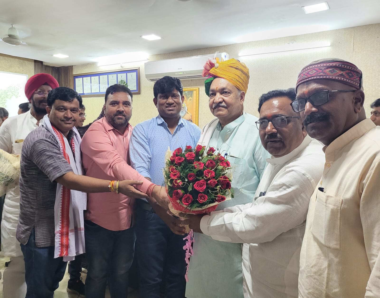 कृषि मंत्री रविन्द्र चौबे को बिलासपुर के कांग्रेसजनों ने जन्मदिन की बधाई दी