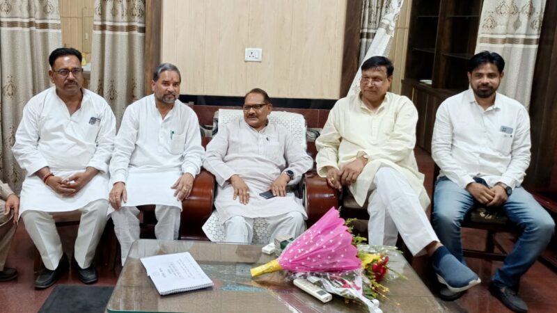 ब्लाक अध्यक्ष जावेद मेमन ने शहर के स्कूलों के संबंध में चर्चा की और तीन नये आत्मानंद स्कूल खोलने के लिए आभार प्रकट किया