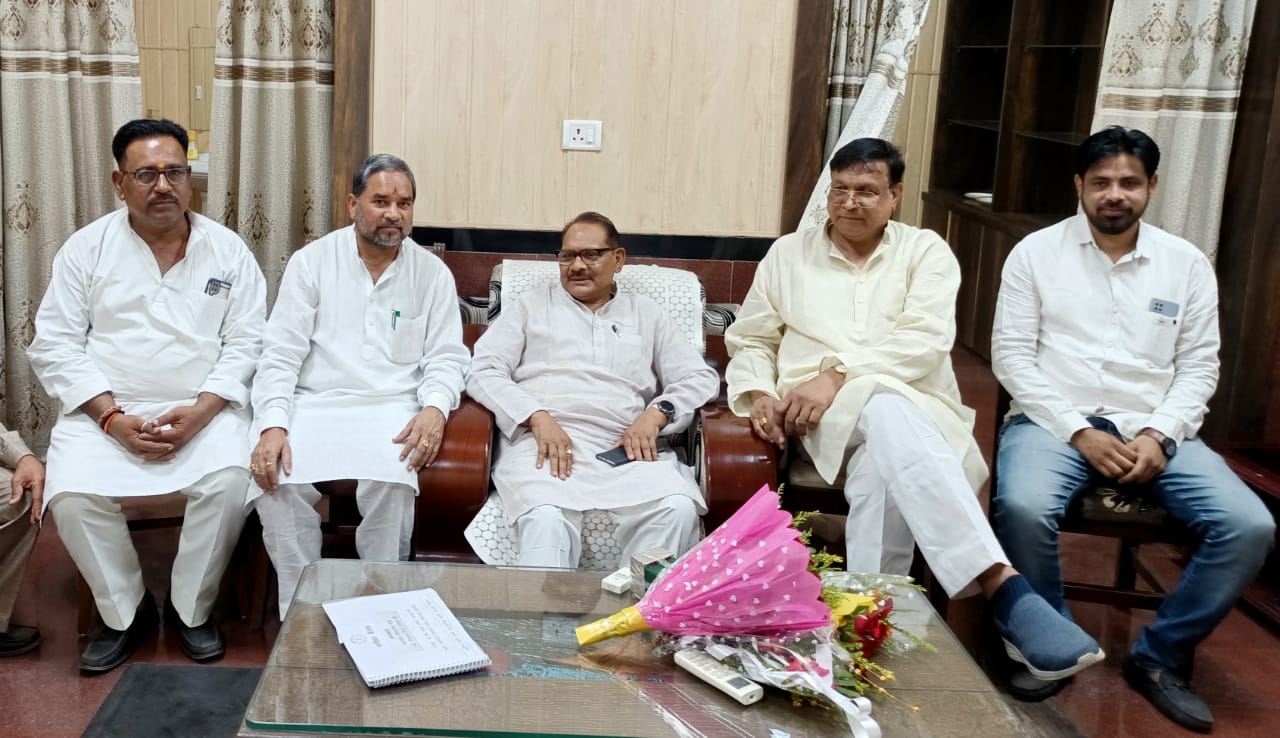 ब्लाक अध्यक्ष जावेद मेमन ने शहर के स्कूलों के संबंध में चर्चा की और तीन नये आत्मानंद स्कूल खोलने के लिए आभार प्रकट किया