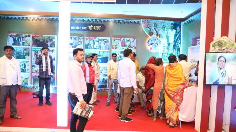 छायाचित्र प्रदर्शनी देखने आए जनप्रतिनिधियों और ग्रामीणों ने एक स्वर में राज्य सरकार के कामों को सराहा