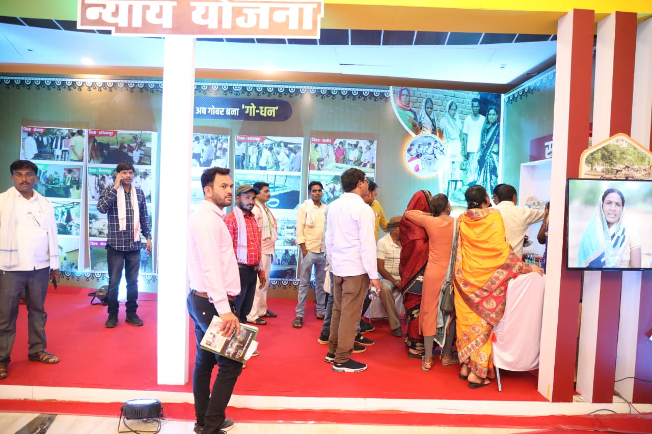 छायाचित्र प्रदर्शनी देखने आए जनप्रतिनिधियों और ग्रामीणों ने एक स्वर में राज्य सरकार के कामों को सराहा