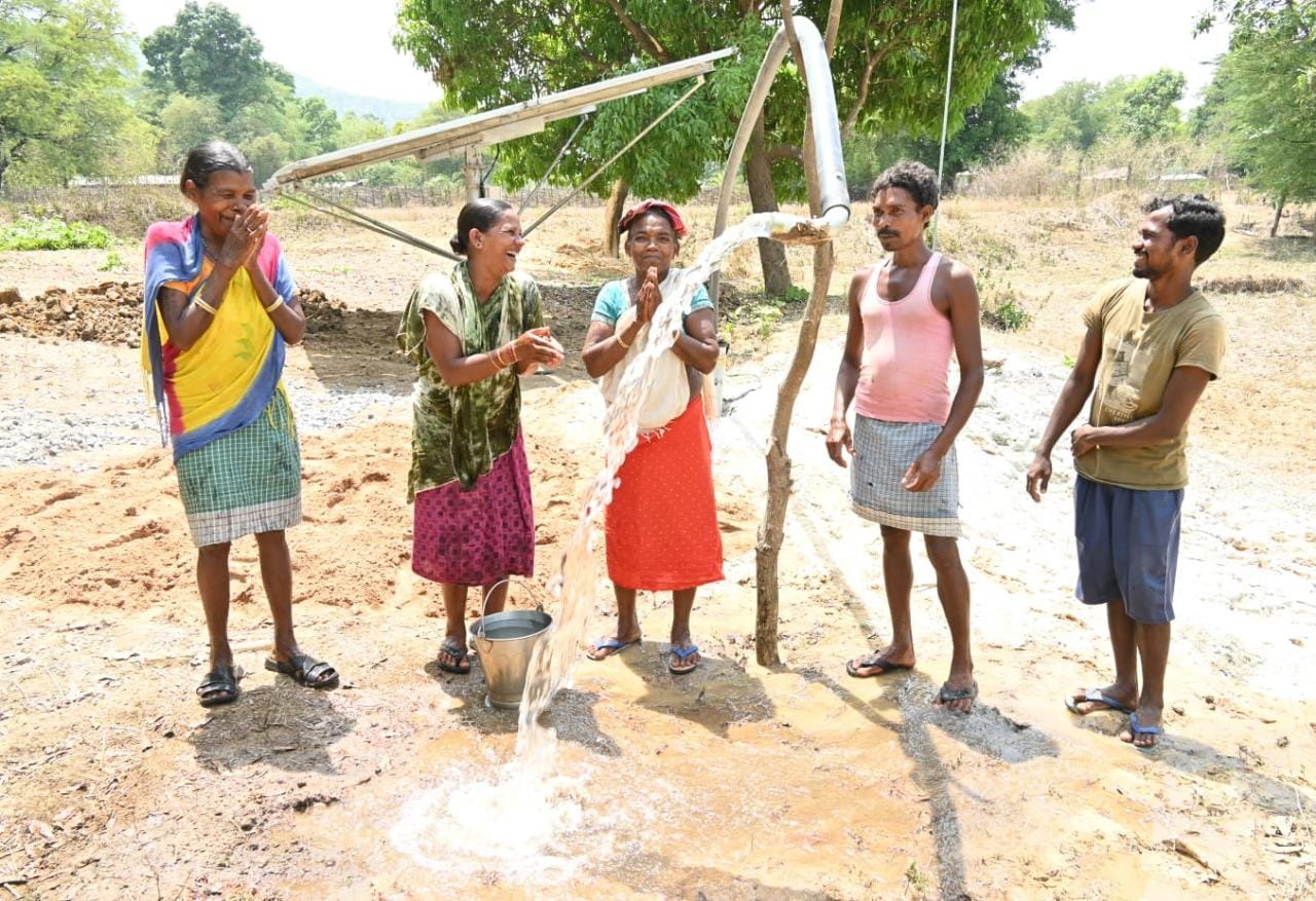 मसाहती सर्वे से तीन पीढ़ियों का इंतज़ार हुआ खत्म :  अबूझमाड़ में आजादी के 75 साल बाद पहुँची सरकारी योजना तो खुशी से झूम उठे आदिवासी किसान