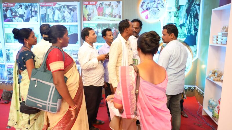 सरगुजा जिले के जनप्रतिनिधियों ने प्रदर्शनी का अवलोकन कर राज्य सरकार की योजनाओं को सराहा