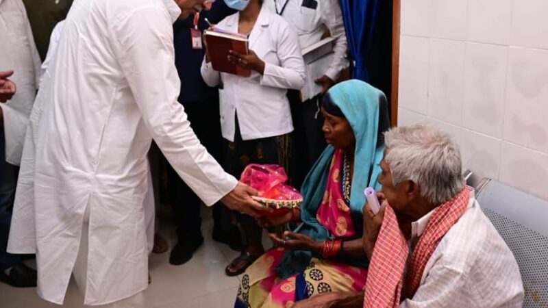 मुख्यमंत्री श्री बघेल ने बटईकेला प्राथमिक स्वास्थ्य केन्द्र का किया निरीक्षण और मरीजों से चर्चा की