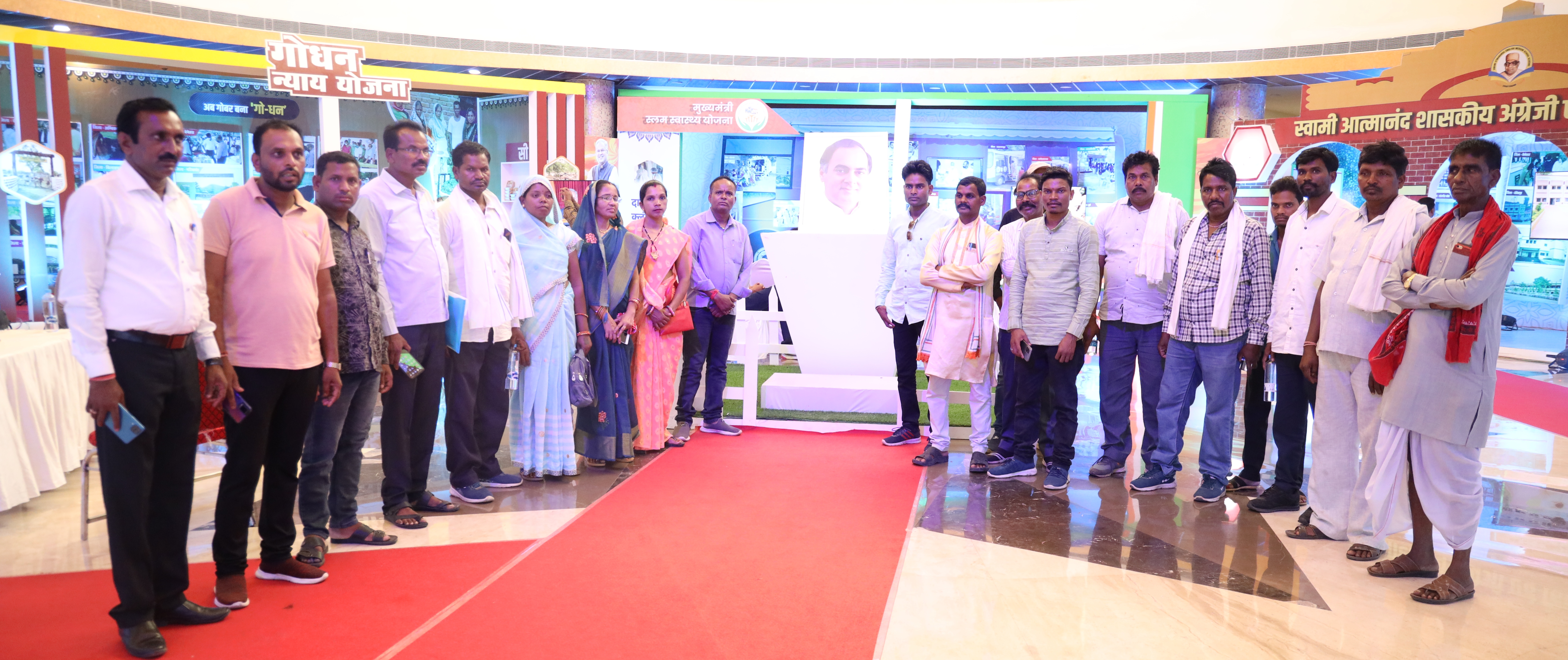 सूरजपुर जिले के ग्रामीणों और जनप्रतिनिधियों ने विकास प्रदर्शनी का किया अवलोकन