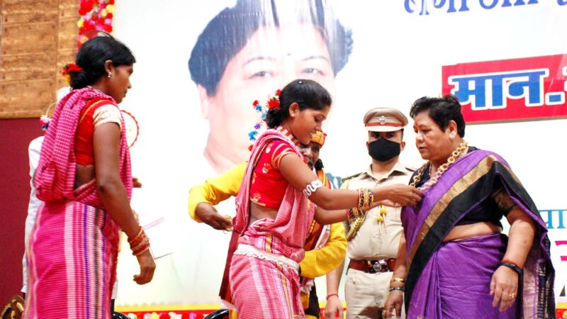 राज्यपाल सुश्री अनुसुईया उइके कवर्धा में आयोजित बैगा-आदिवासी महासम्मेलन में शामिल हुई