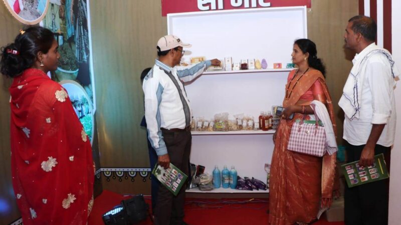कोण्डागांव जिले के ग्रामीणों और जनप्रतिनिधियों ने विकास प्रदर्शनी का किया अवलोकन