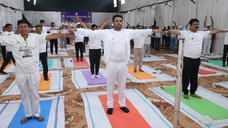 अंतर्राष्ट्रीय योग दिवस:मंत्री श्री पटेल के मुख्य आतिथ्य में रायगढ़ स्टेडियम में आयोजित हुआ योगाभ्यास