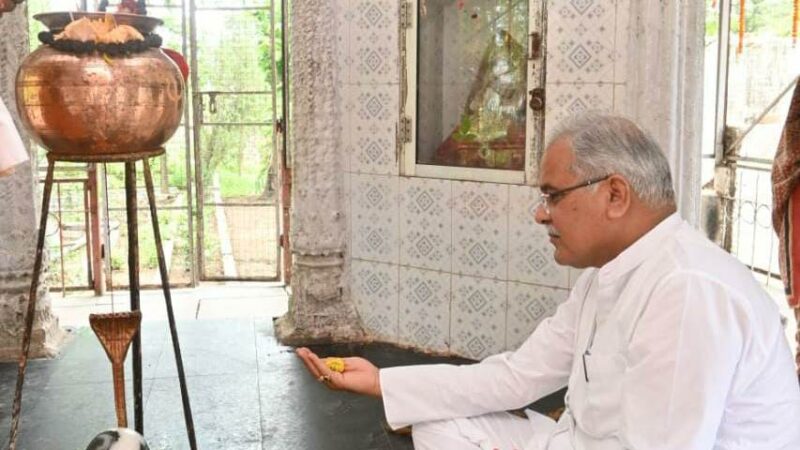 मुख्यमंत्री ने बैकुंठपुर के प्राचीन शिव मंदिर में की पूजा-अर्चना