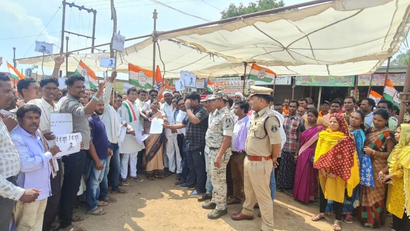 प्रदेश अध्यक्ष मोहन मरकाम कोंडागांव में धरना प्रदर्शन में शामिल हुए
