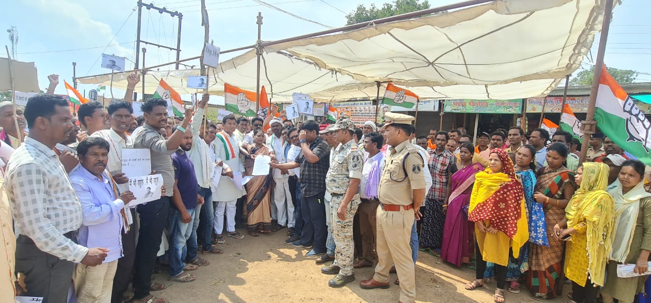 प्रदेश अध्यक्ष मोहन मरकाम कोंडागांव में धरना प्रदर्शन में शामिल हुए