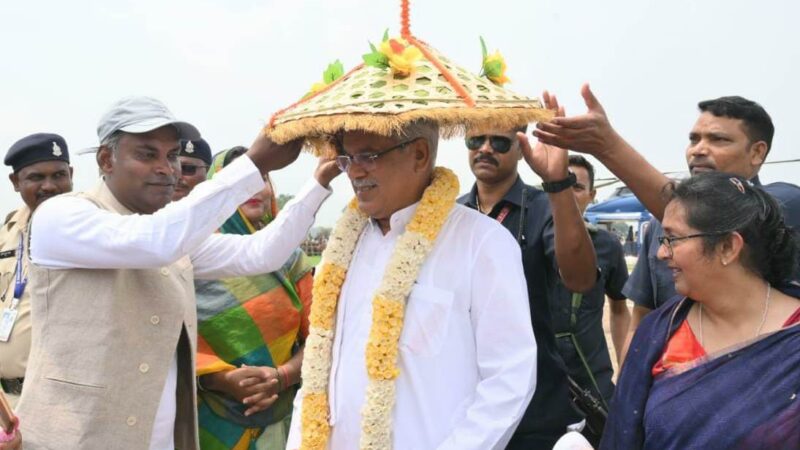 भेंट-मुलाकात कार्यक्रम: बैकुंठपुर विधानसभा के ग्राम-पोंड़ी पहुंचे मुख्यमंत्री: बड़ी संख्या में आम जनता ने हेलीपेड पहुंचकर किया स्वागत