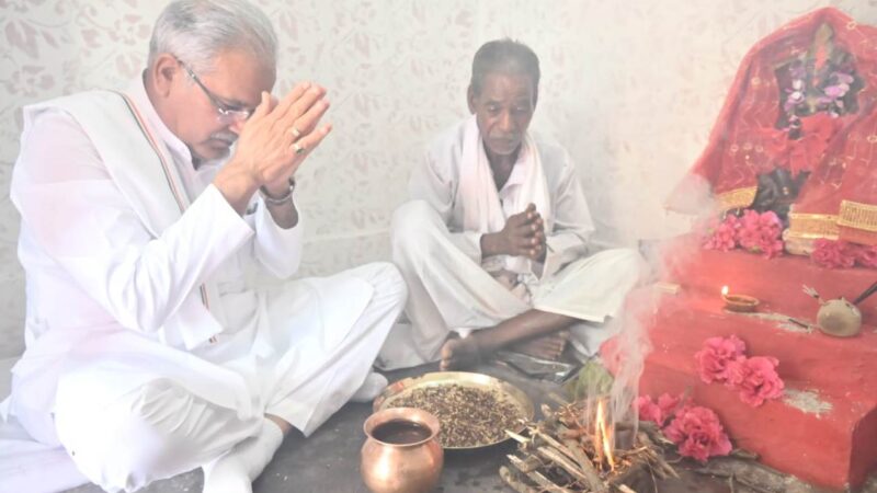 भेंट-मुलाकात कार्यक्रम: मुख्यमंत्री श्री बघेल ने ग्राम-पोंड़ी में देवगुड़ी के दर्शन कर प्रदेश की सुख-समृद्धि और खुशहाली के लिए कामना की