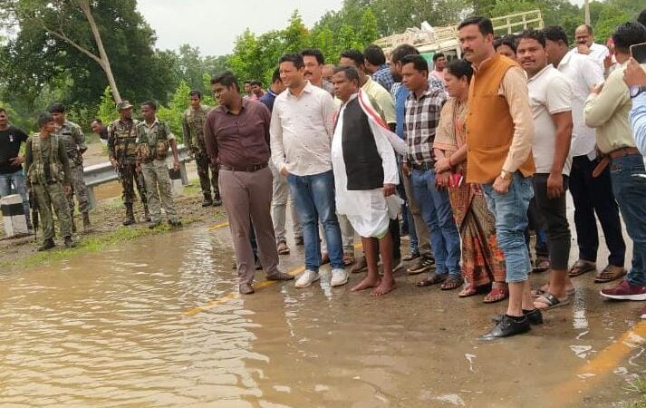 उद्योग मंत्री श्री कवासी लखमा ने बाढ़ ग्रस्त क्षेत्रों का लिया जायजा