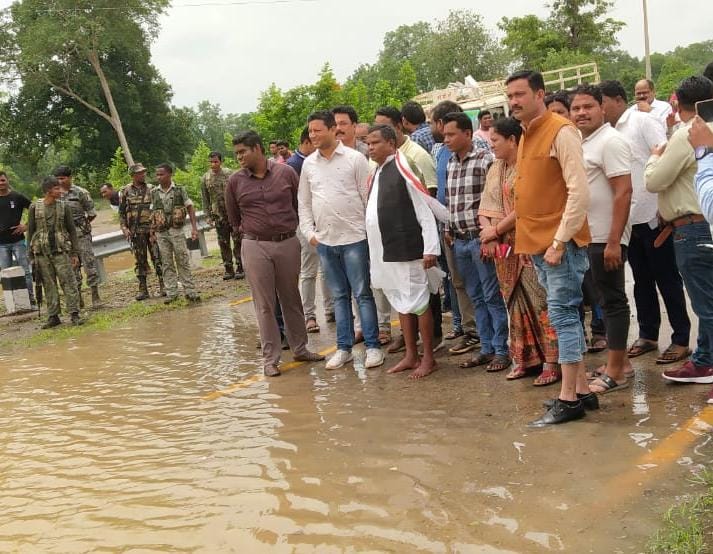 उद्योग मंत्री श्री कवासी लखमा ने बाढ़ ग्रस्त क्षेत्रों का लिया जायजा