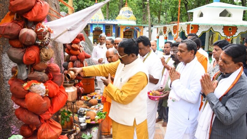 संस्कृति मंत्री श्री भगत ने भगवान भूतेश्वरनाथ की पूजा-अर्चना कर प्रदेशवासियों के सुख समृद्धि के लिए मांगा आशीर्वाद