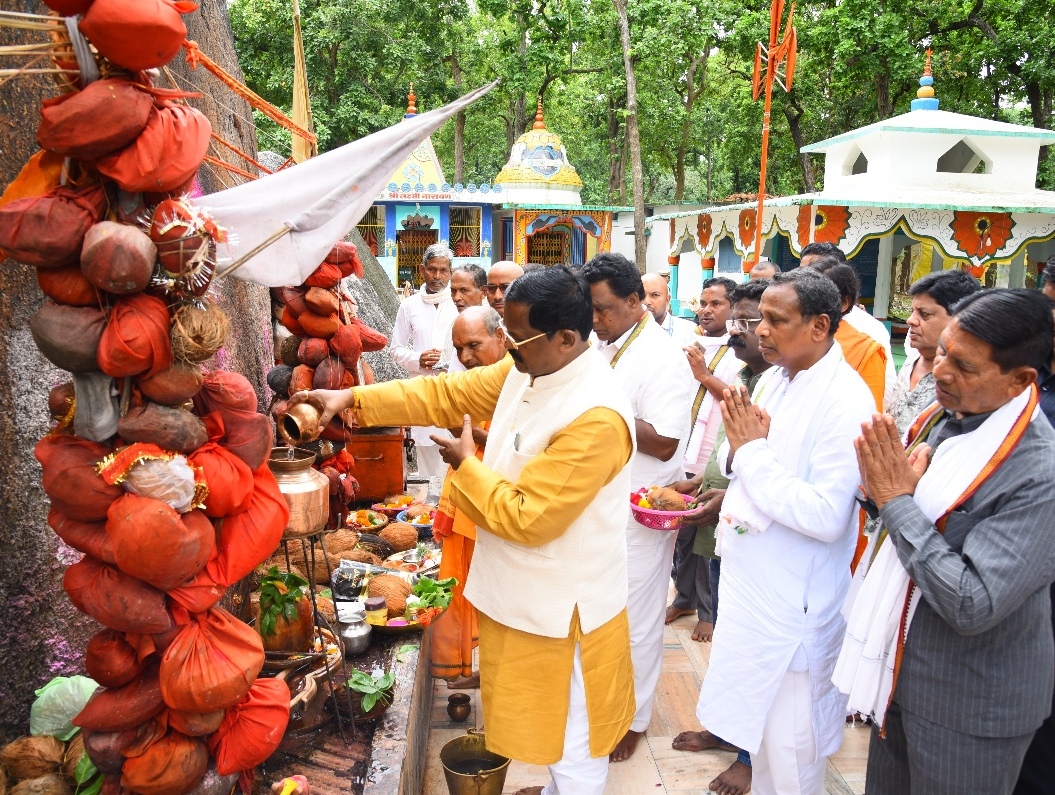 संस्कृति मंत्री श्री भगत ने भगवान भूतेश्वरनाथ की पूजा-अर्चना कर प्रदेशवासियों के सुख समृद्धि के लिए मांगा आशीर्वाद