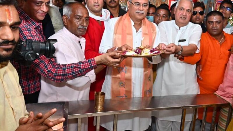 मुख्यमंत्री ने पूजा-अर्चना कर प्रदेशवासियों के लिए सुख-समृद्धि की कामना की