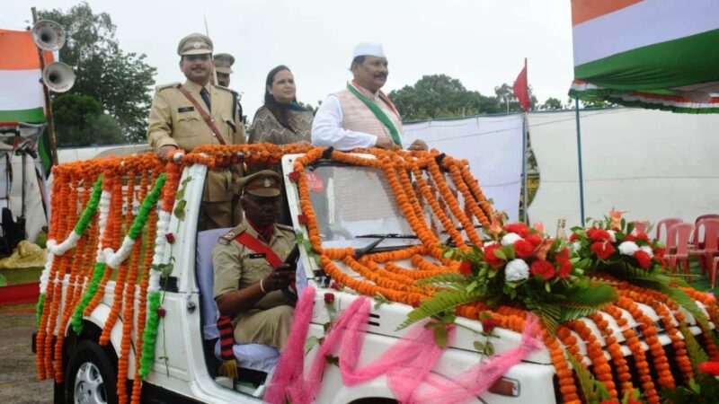 स्कूल शिक्षा मंत्री डॉ. प्रेमसाय सिंह टेकाम ने किया सूरजपुर में ध्वजारोहण