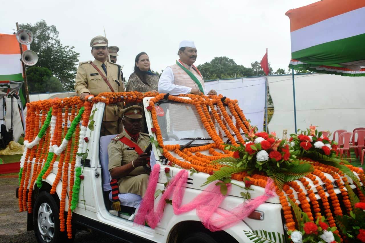 स्कूल शिक्षा मंत्री डॉ. प्रेमसाय सिंह टेकाम ने किया सूरजपुर में ध्वजारोहण