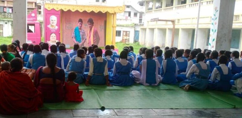 मुख्यमंत्री महतारी न्याय रथ छात्राओं को उनके विधिक अधिकारों के प्रति कर रहा जागरूक