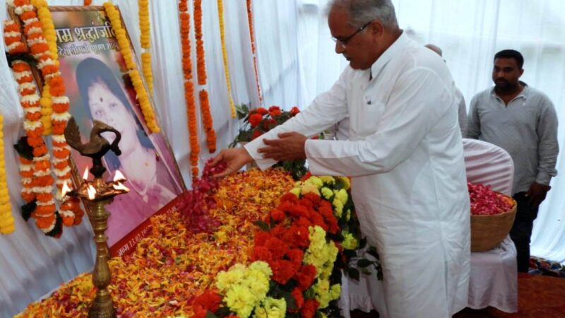 मुख्यमंत्री श्री बघेल कचान्दुर पहुंचकर स्व. श्रीमती भूषण साहू को दी श्रद्धांजलि