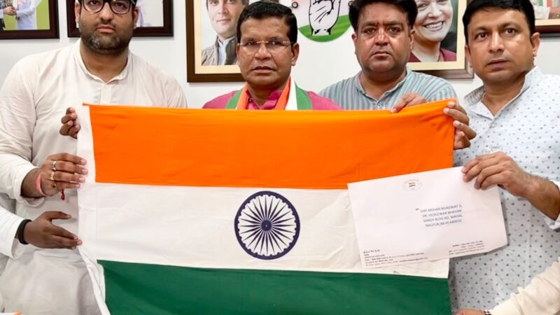 मोहन मरकाम ने संघ मुख्यालय नागपुर में फहराने के लिये भेजा खादी का तिरंगा