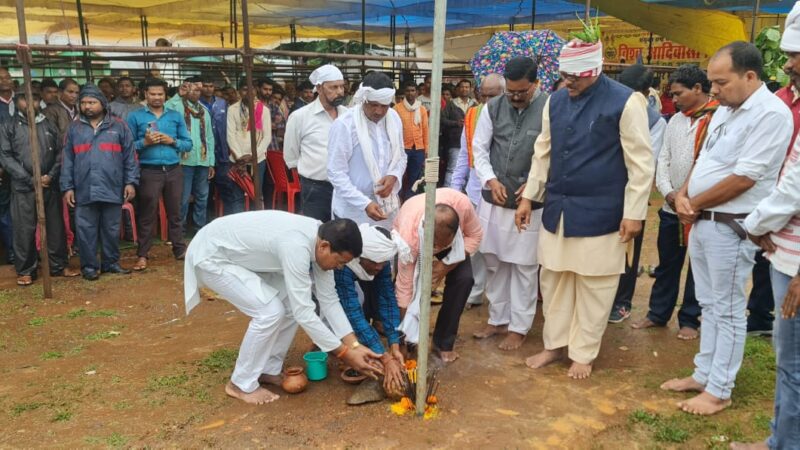 प्रदेश कांग्रेस अध्यक्ष मोहन मरकाम कोण्डागांव विश्व आदिवासी दिवस के कार्यक्रम मे शामिल हुये