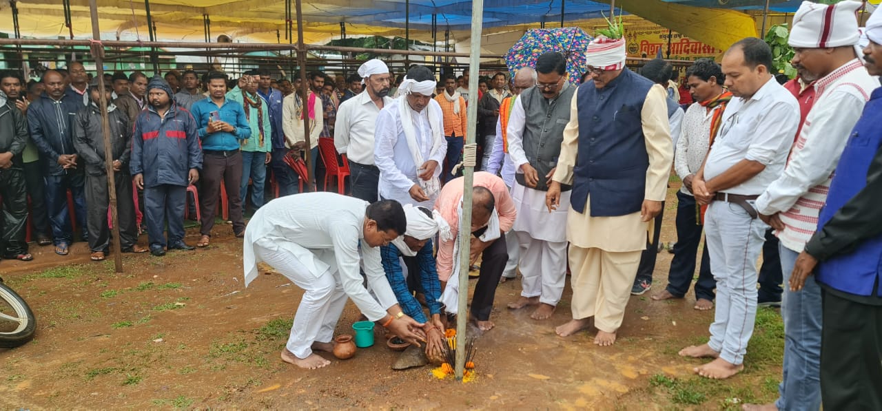 प्रदेश कांग्रेस अध्यक्ष मोहन मरकाम कोण्डागांव विश्व आदिवासी दिवस के कार्यक्रम मे शामिल हुये