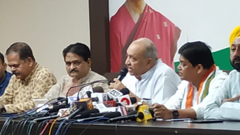 वरिष्ठ मंत्री रविन्द्र चौबे और मंत्री डॉ. शिवकुमार डहरिया ने रोजगार को लेकर भाजपा पर करारा हमला बोला