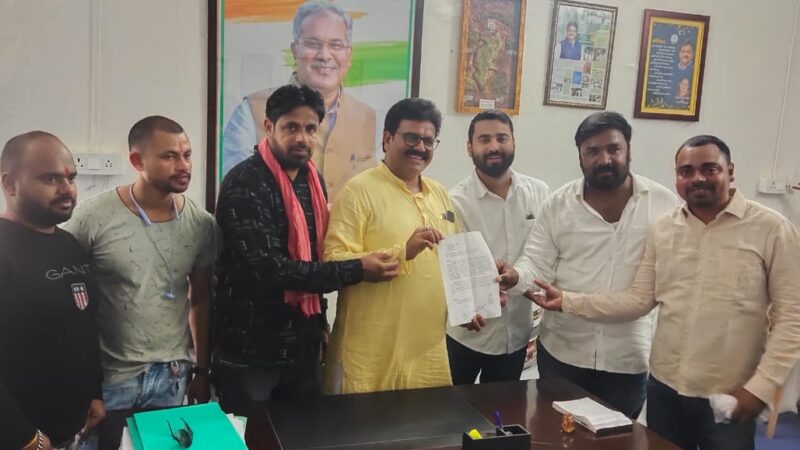 आज दिनांक 01 08 2022 को युवा कांग्रेस के प्रदेश सचिव अमितेश राय के नेतृत्व में मुख्यमंत्री के नाम माननीय जिलाधीश महोदय व अटल श्रीवास्तव जी अध्यक्ष पर्यटन मण्डल छतीसगढ़ साशन को ज्ञापन सौंपा गया।