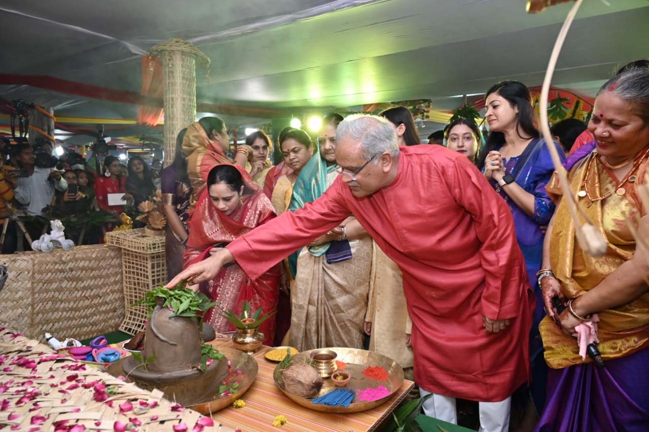 तिजहारिन माता-बहनों का मायका बना मुख्यमंत्री निवास, पारंपरिक छत्तीसगढ़िया अंदाज में मना रहे उत्सव