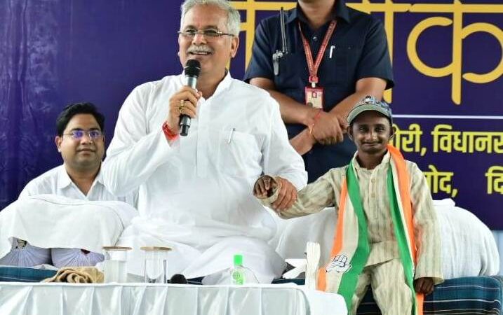 बालोद जिले में भेंट-मुलाकात कार्यक्रम के दूसरे दिन मुख्यमंत्री श्री बघेल मालीघोरी गांव पहुंचे