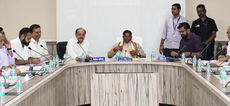 उद्योगों की स्थापना के लिए दी जा रही सुविधाएं समय पर उपलब्ध कराने के निर्देश