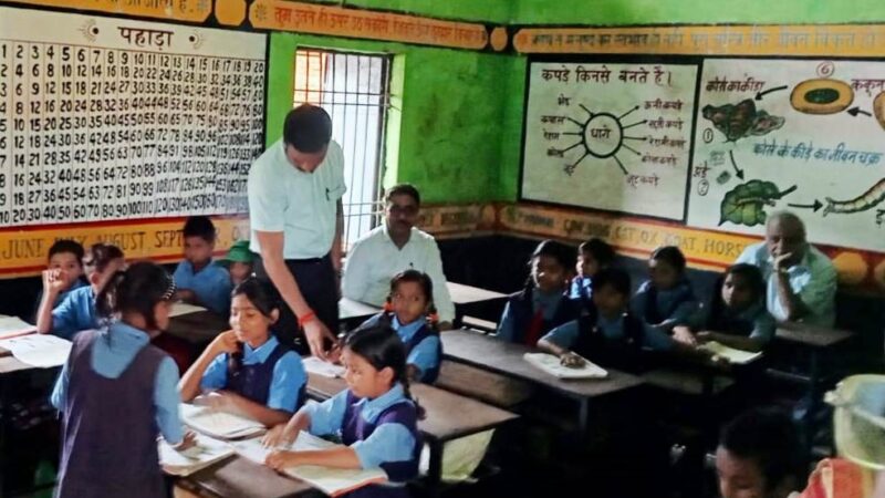 प्रमुख सचिव एवं सचिव स्कूल शिक्षा ने परखी स्कूलों की जमीनी वस्तुस्थिति