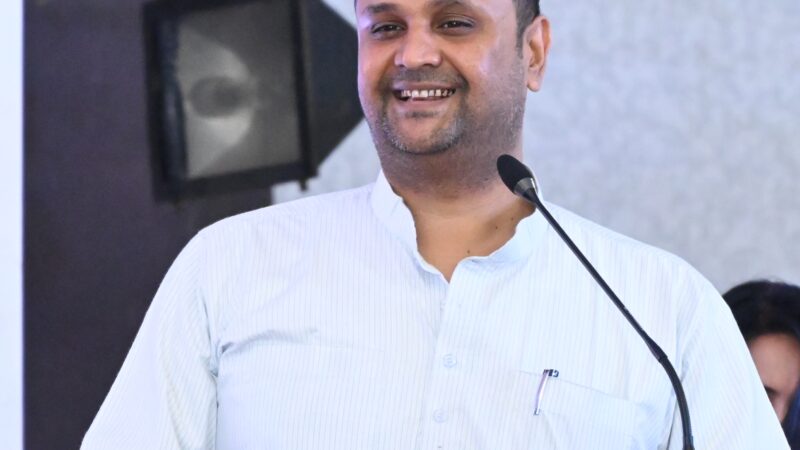 खेल एवं युवा कल्याण मंत्री श्री उमेश पटेल ने छत्तीसगढ़ चीफ मिनिस्टर ट्रॉफी के बी कैटेगरी चैलेंजर्स के विजेताओं को किया सम्मानित