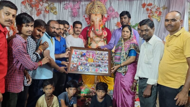 धरसींवा विधायक श्रीमती अनीता योगेंद्र शर्मा गणेश जी की पूजा अर्चना कर प्रदेश के नागरिकों की खुशहाली के लिए प्रार्थना की