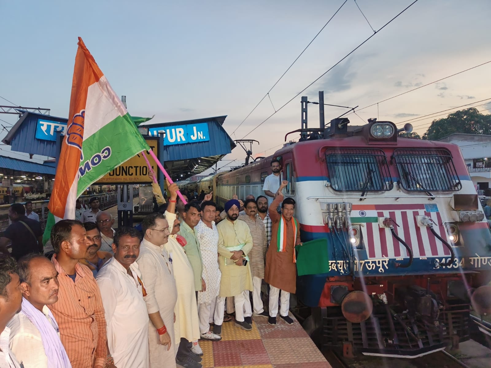 प्रदेश कांग्रेस अध्यक्ष मोहन मरकाम ने रायपुर रेल्वे स्टेशन से झंडी दिखाकर ट्रेन को रवाना किया