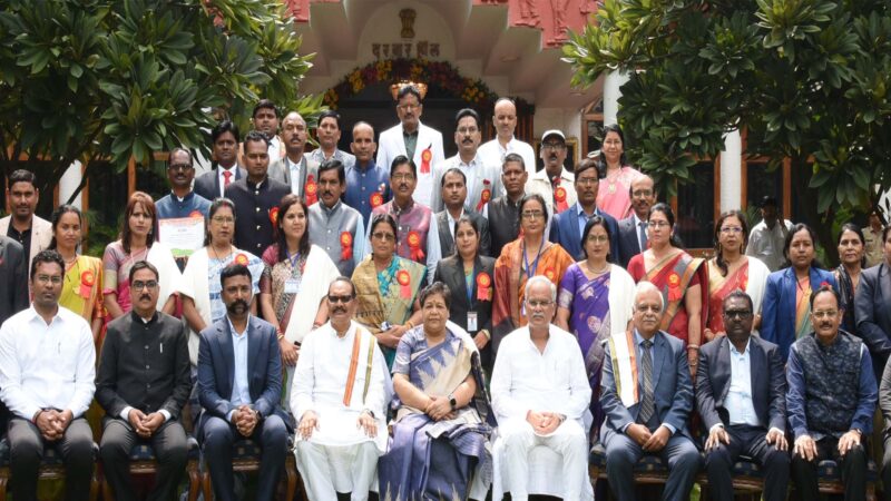 प्रदेश के महान साहित्यकारों के नाम पर 4 शिक्षकों को मिला स्मृति पुरस्कार