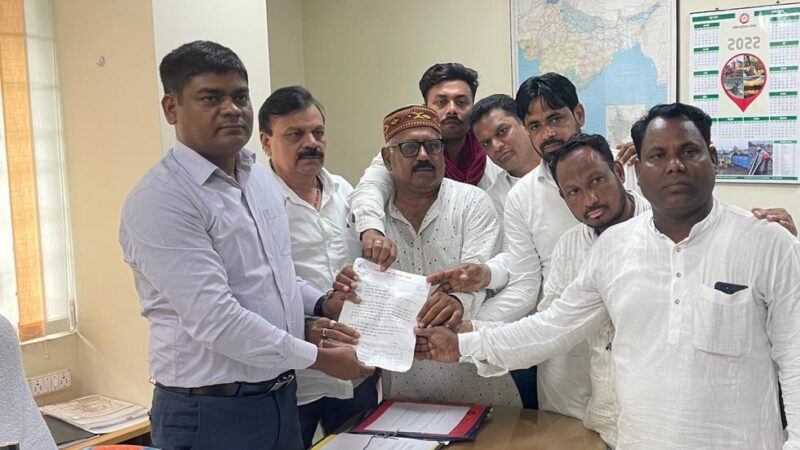 यात्री ट्रेनें रद्ध होने से भड़का आक्रोश, नागरिकों ने किया रेल महाप्रबंधक कार्यालय का घेराव बरसते पानी में भी आंदोलनकारी डटे रहे